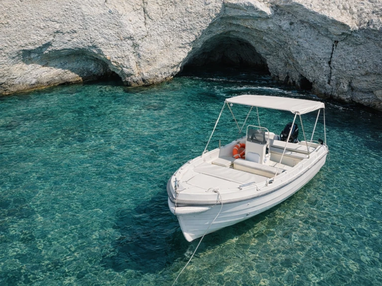 Charter a Assos 450 in Provatas on Samboat