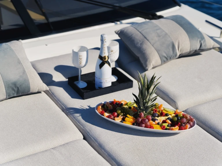 Yacht charter Marina Lav - Jeanneau Prestige 520 S on SamBoat