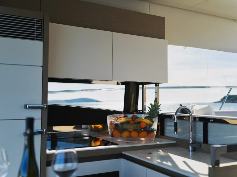 Hire a Jeanneau Prestige 520 S Marina Lav