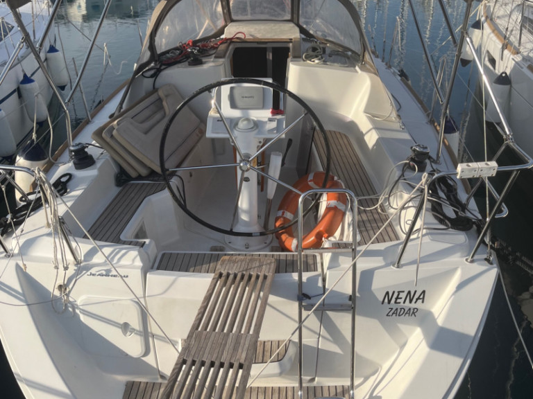 Hire Sailboat Jeanneau with a boat licence