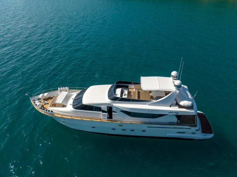 Hire Luxury Yacht Spertini with a boat licence