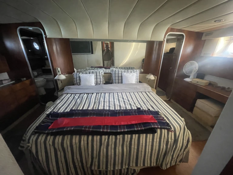 Charter a Versilcraft ultraphantome in Marina degli Aregai on Samboat