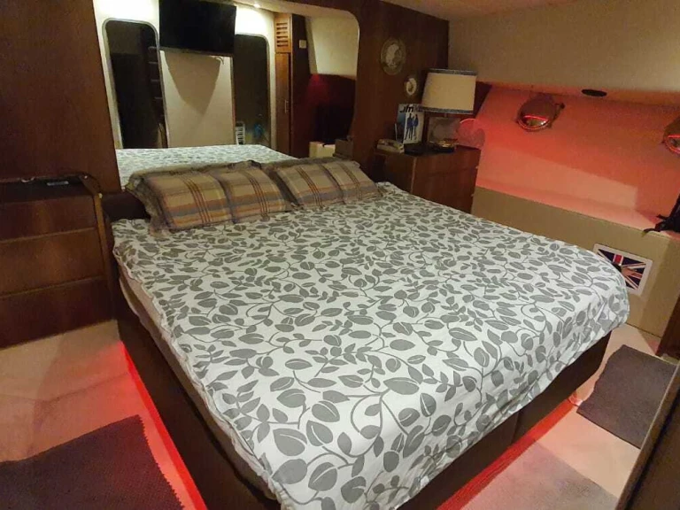 Hire Luxury Yacht Versilcraft with a boat licence