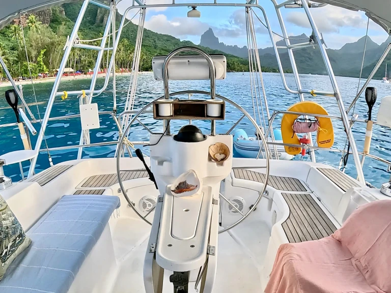 Hire Sailboat with or without skipper Bénéteau Philippine