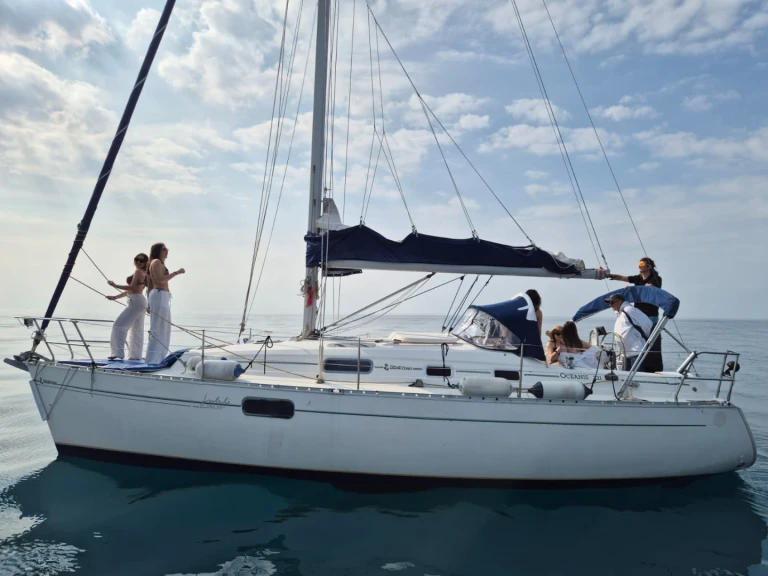 Yacht charter Andora - Bénéteau Oceanis 321 on SamBoat