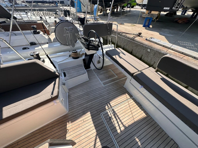 Sailboat to hire Salerno at the best price
