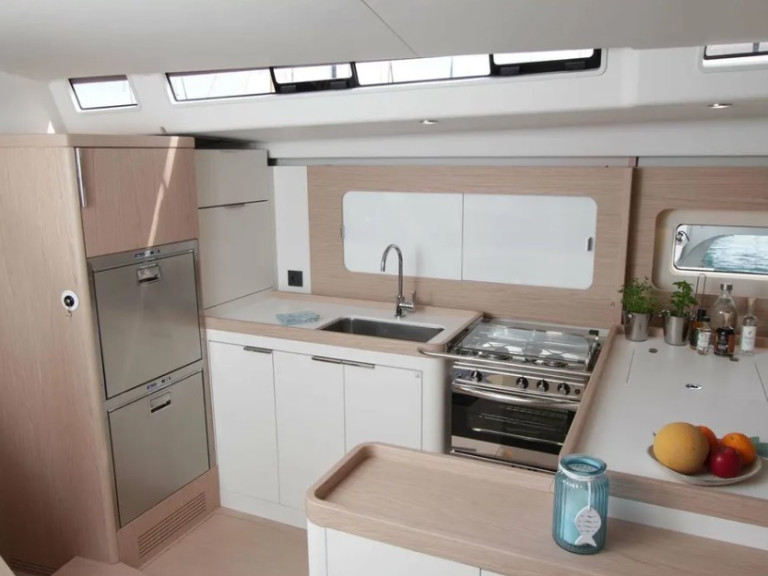 Sailboat to hire Lávrio at the best price