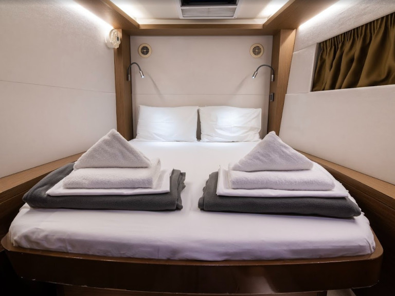 Hire Catamaran Lagoon with a boat licence