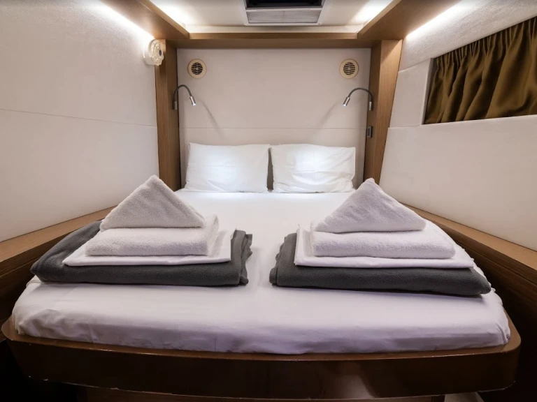 Hire Catamaran Lagoon with a boat licence