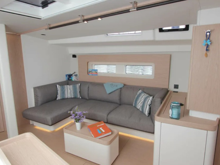 Hire Sailboat with or without skipper Bénéteau Lávrio