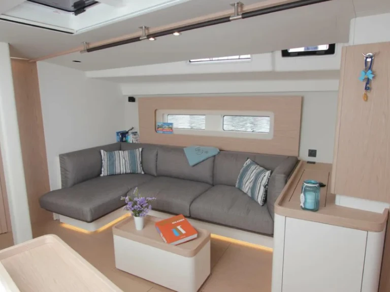 Hire Sailboat with or without skipper Bénéteau Lávrio