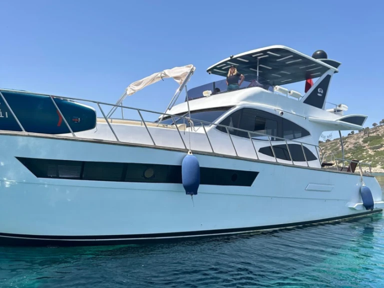 Hire Luxury Yacht Custom Made with a boat licence