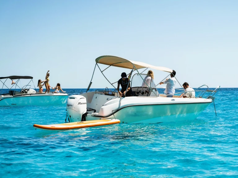 Hire Motorboat Marion with a boat licence