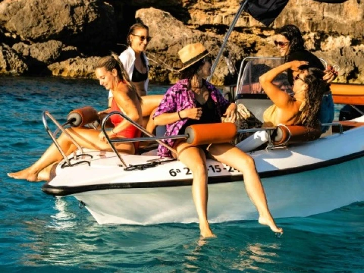 Hire Motorboat Polyester Yacht with a boat licence