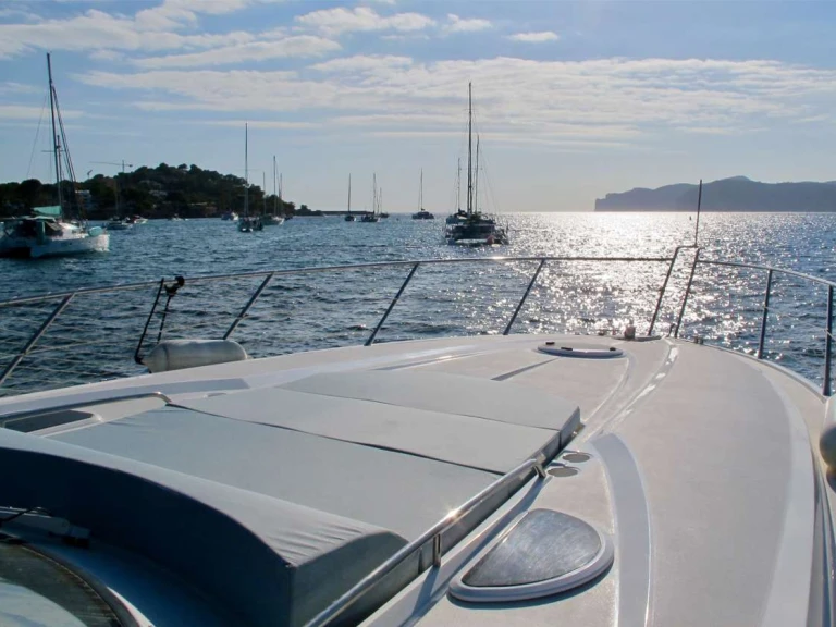Charter a Sunseeker Portofino 53 in Torrevieja on Samboat