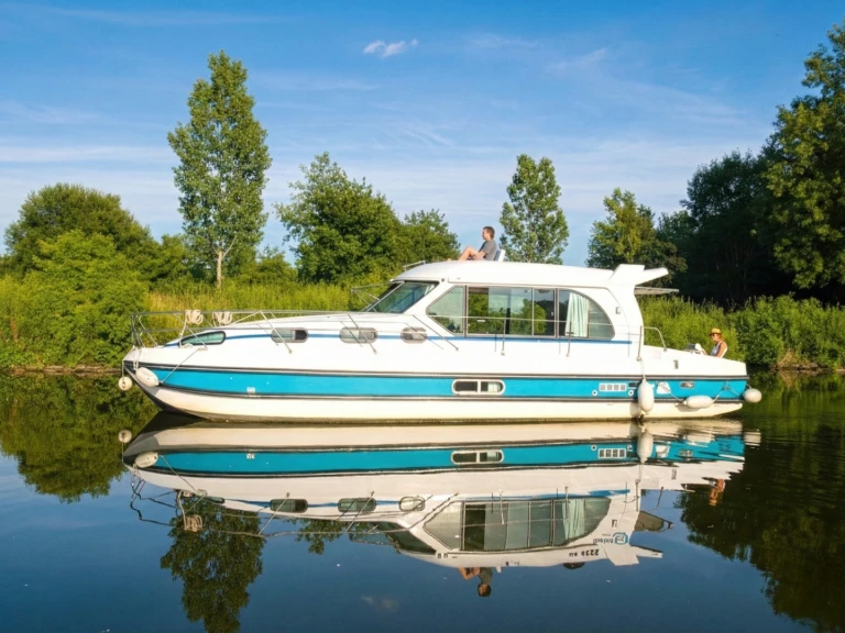Hire a Nicols Yacht Nicols Sedan 1170 Amieira