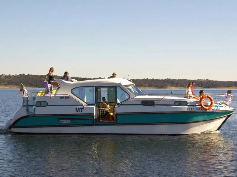 Hire Motorboat Nicols Yacht with a boat licence