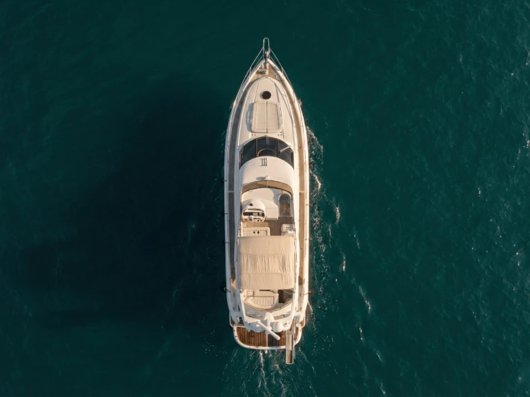Hire Luxury Yacht Sunseeker with a boat licence