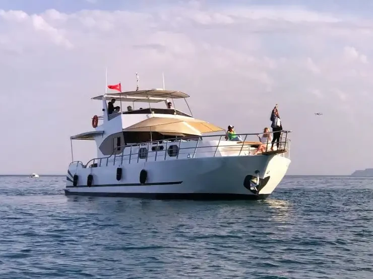 Hire Motorboat Custom with a boat licence