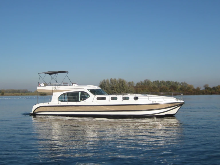 Hire Motorboat Nicols Yacht with a boat licence