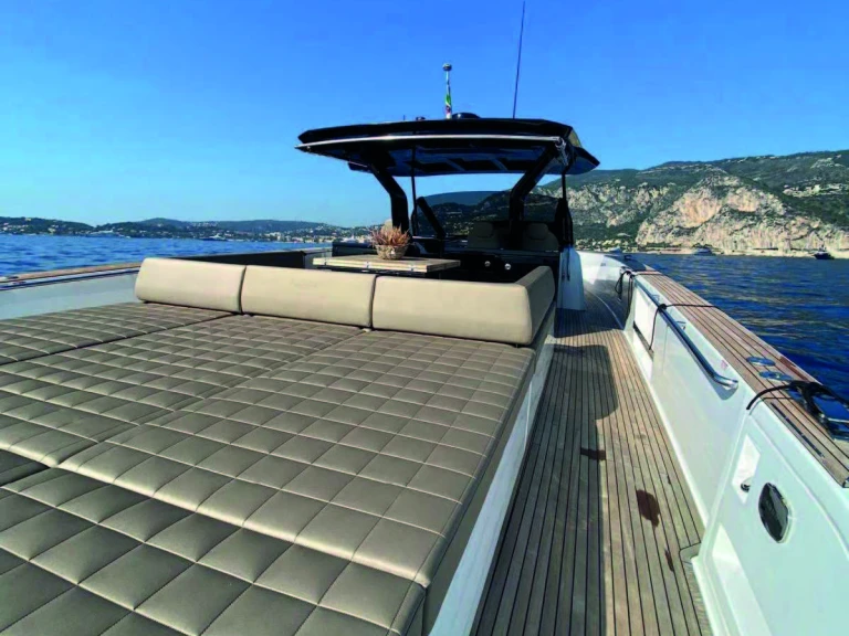 Motorboat to hire Torre Annunziata at the best price