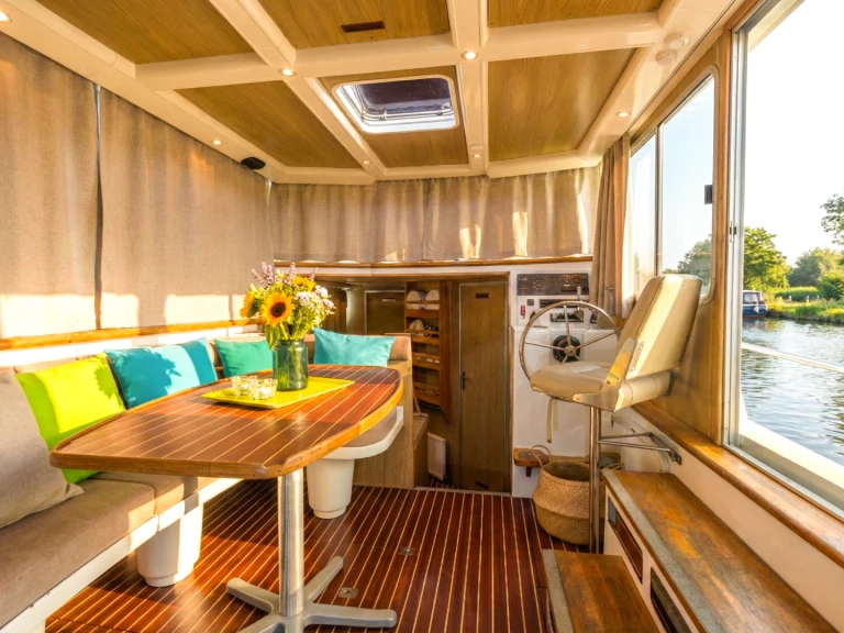 Canal boat to hire Dompierre-sur-Besbre at the best price