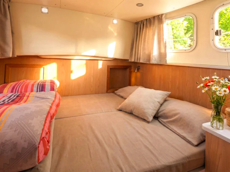 Hire Canal boat Pénichette with a boat licence