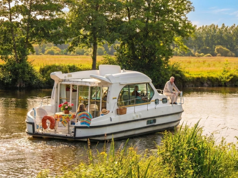 Charter a Nicols Yacht Nicols Sedan 1010 in Bellegarde on Samboat