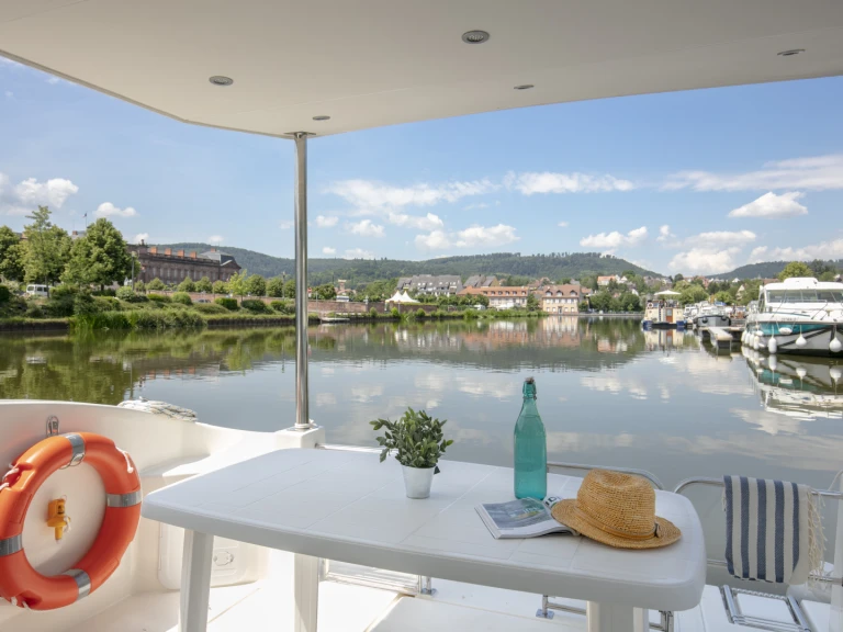 Hire a Nicols Yacht Nicols Octo Fly 12 Grez-Neuville