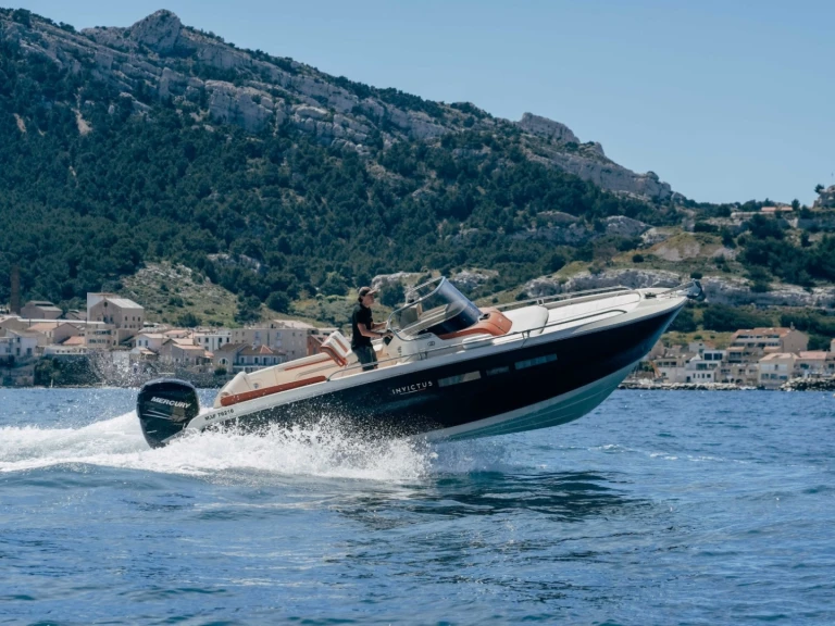 Hire Motorboat Invictus  with a boat licence