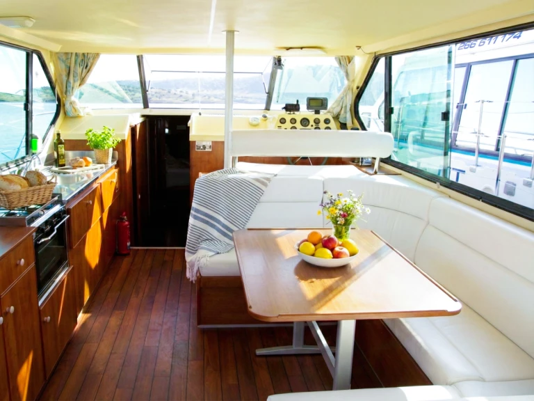 Charter a Nicols Yacht Nicols Sedan 1170 in Amieira on Samboat