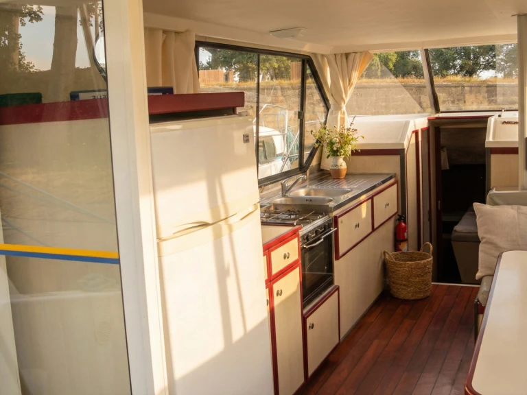 Charter a Nicols Yacht Nicols Sedan 800 in Sermoise-sur-Loire on Samboat