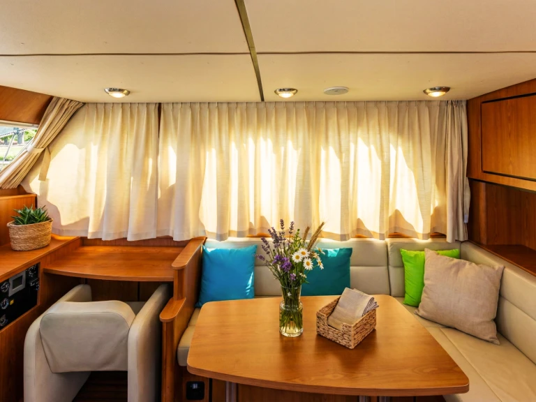 Hire Motorboat Linssen with a boat licence