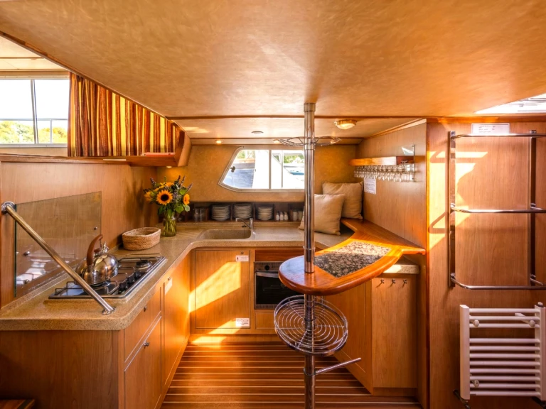 Canal boat to hire Dompierre-sur-Besbre at the best price