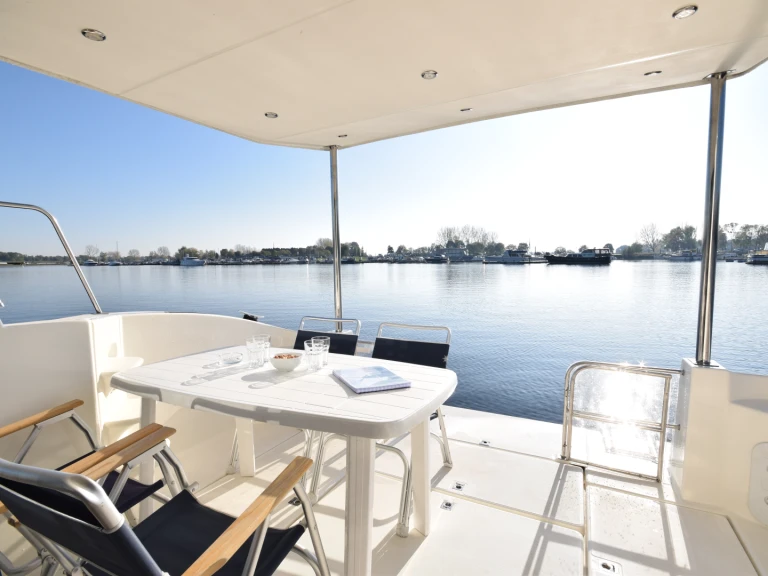 Charter a Nicols Yacht Nicols Octo Fly C in Avignonet-Lauragais on Samboat
