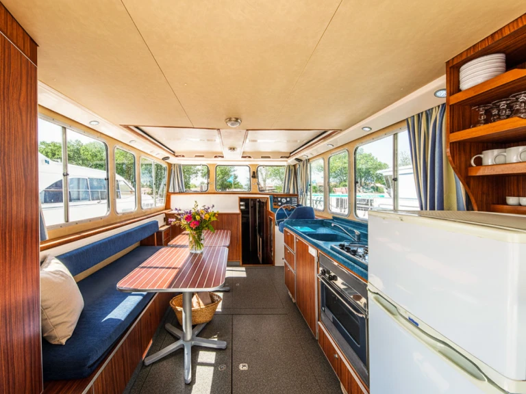 Yacht charter Lattes - Pénichette Pénichette 1260 R on SamBoat