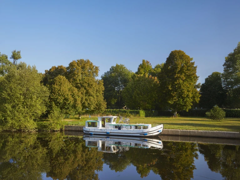 Hire Canal boat Pénichette with a boat licence