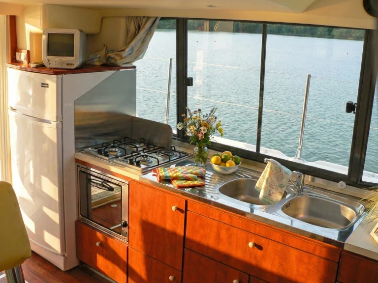Hire a Nicols Yacht Nicols Estivale Quattro B Grez-Neuville
