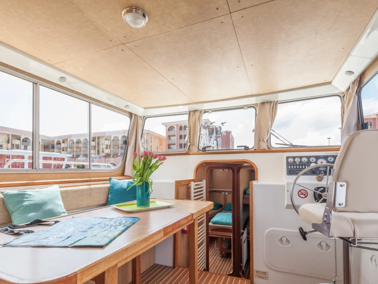 Canal boat to hire Nieuw-Loosdrecht at the best price