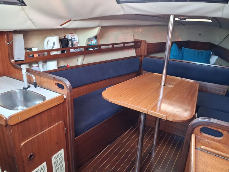 Hire Sailboat Jeanneau with a boat licence