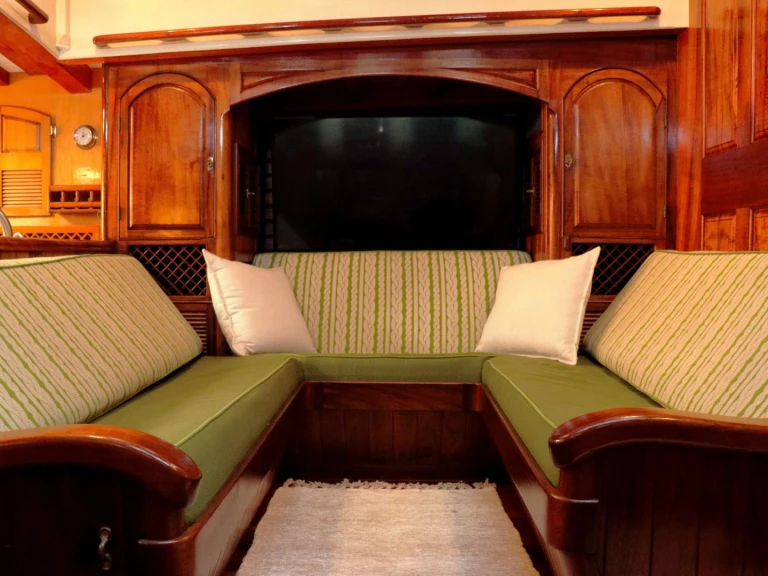 Hire Luxury Yacht with or without skipper Covey Island Boatworks Newport