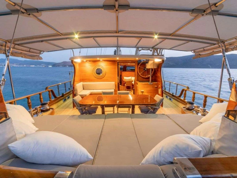 Hire Luxury Yacht Custom with a boat licence