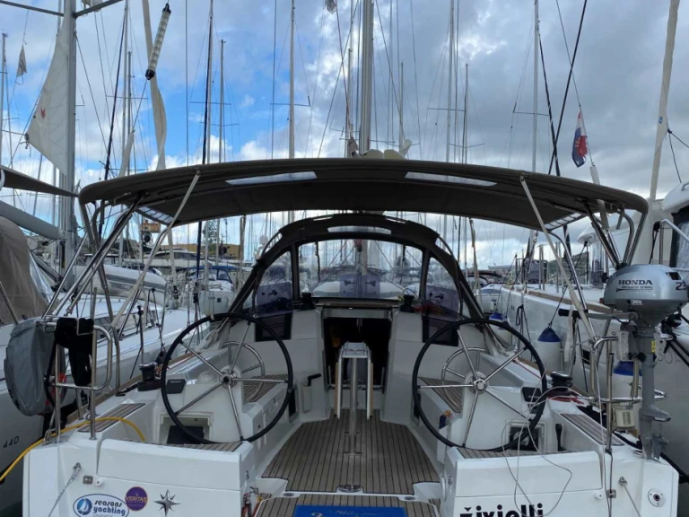 Hire Sailboat Jeanneau with a boat licence