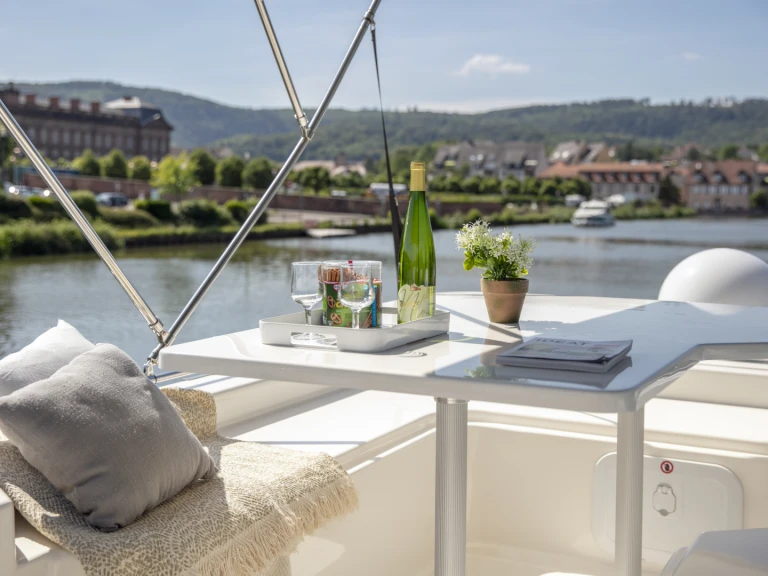 Charter a Nicols Yacht Nicols Octo Fly 12 in Grez-Neuville on Samboat