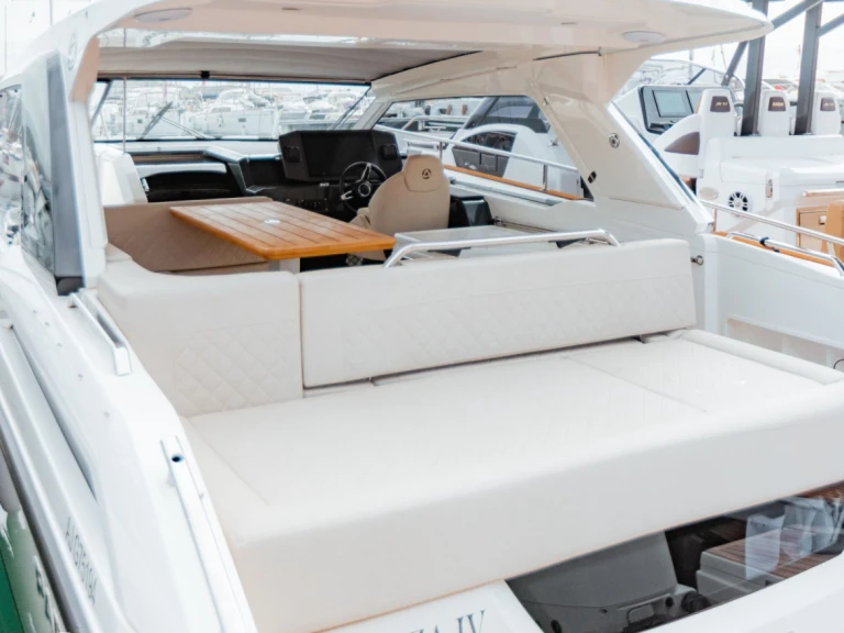 Hire a AUSTIN PARKER PARKER 110 Porticcio