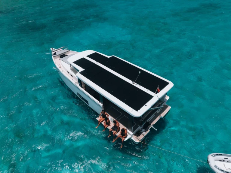 Hire Motorboat Jeanneau with a boat licence