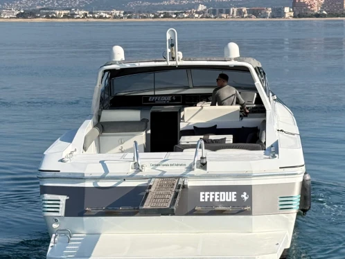 Charter a Pershing Pershing 48 in Roses on Samboat