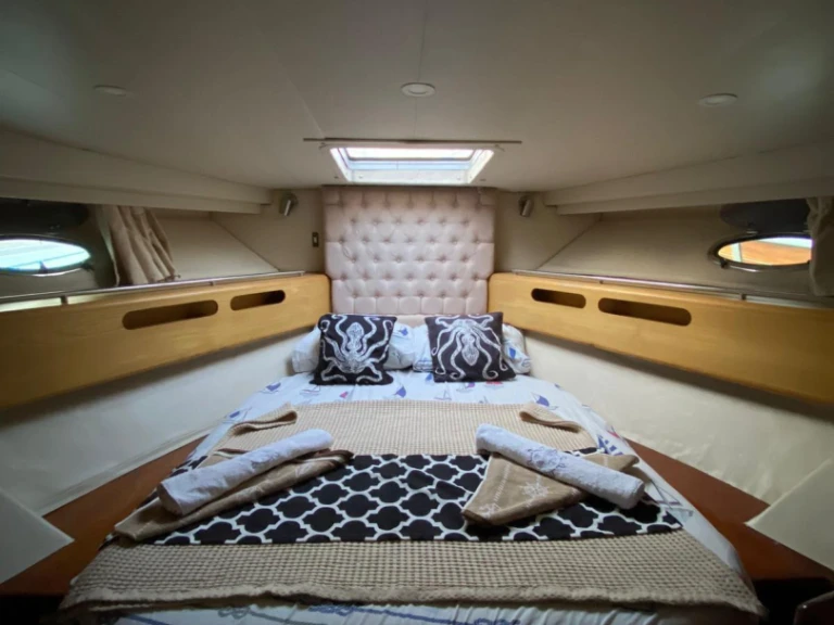 Hire Luxury Yacht Jaguar with a boat licence