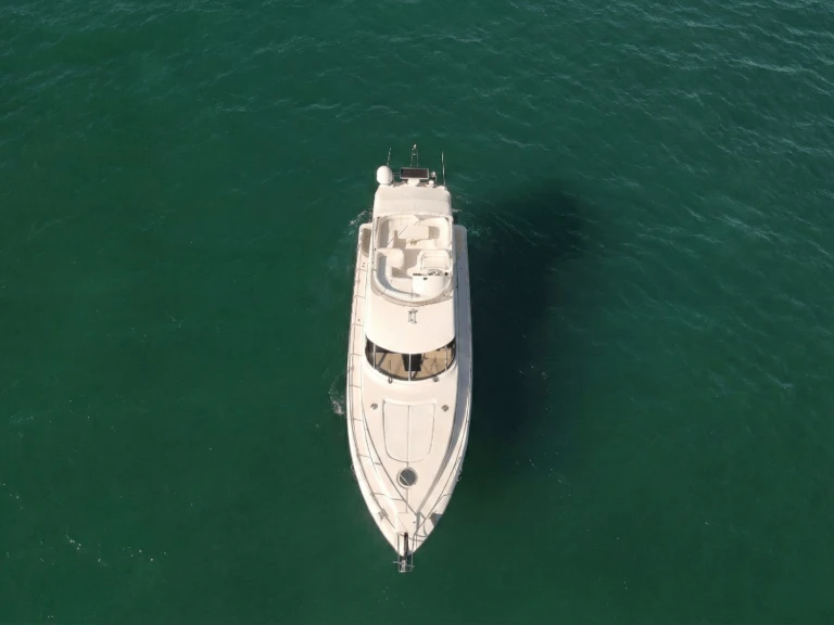 Hire Luxury Yacht Dyna with a boat licence