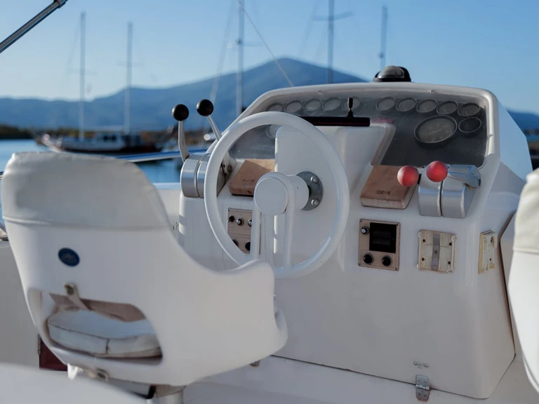 Luxury Yacht to hire Himarë at the best price